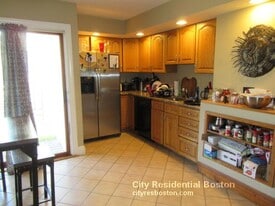728 E 5th St, Unit 1 in Boston, MA - Building Photo