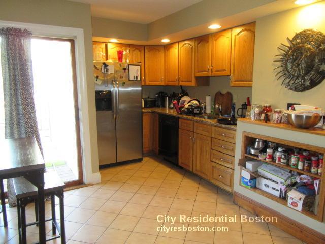 728 E 5th St, Unit 1 in Boston, MA - Building Photo