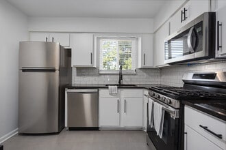 Fox Run Apartments in Shawnee, KS - Building Photo - Building Photo