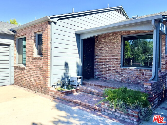 5818 Morella Ave in Los Angeles, CA - Building Photo - Building Photo
