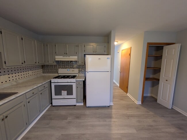 998 Campbell Ave in West Haven, CT - Building Photo - Building Photo