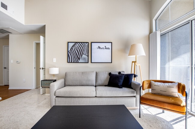 2225 S Beverly Glen Blvd in Los Angeles, CA - Foto de edificio - Building Photo