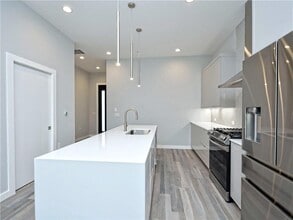 2108 Tillery St in Austin, TX - Foto de edificio - Building Photo