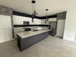 8286 NW 43rd St in Doral, FL - Building Photo - Building Photo