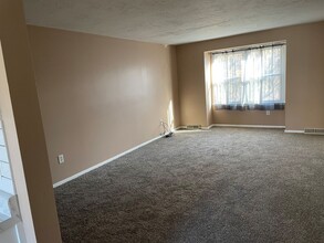 77 Remick Pkwy E in Lockport, NY - Building Photo - Building Photo