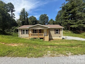 204 Oscelake Way in Hendersonville, NC - Building Photo - Building Photo
