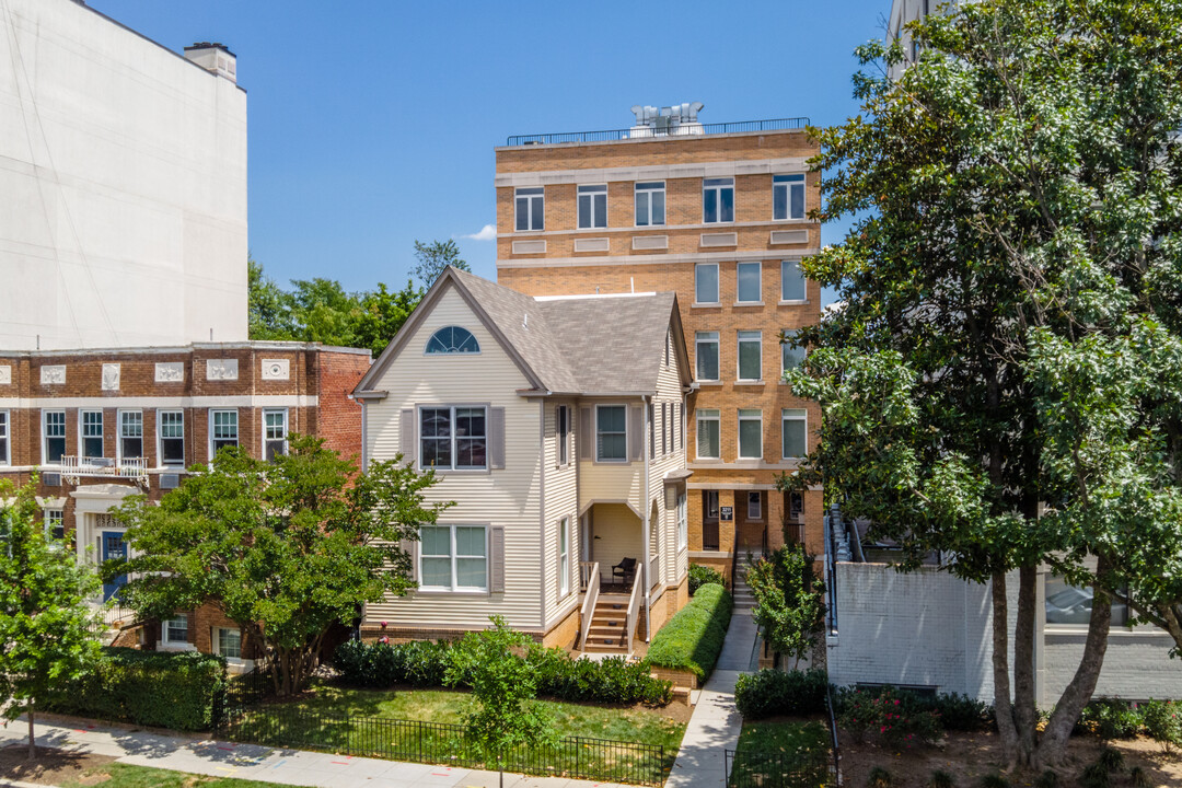 3211 Wisconsin Ave NW in Washington, DC - Foto de edificio