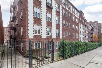 Talbot Gardens in Kew Gardens, NY - Foto de edificio - Building Photo