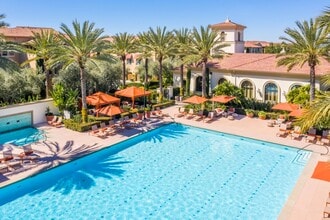 Avella Apartment Homes in Irvine, CA - Foto de edificio - Building Photo