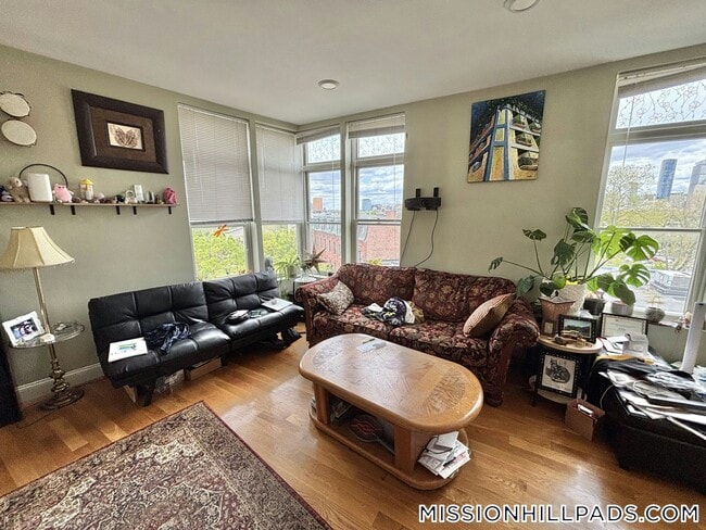 10 Roxbury St