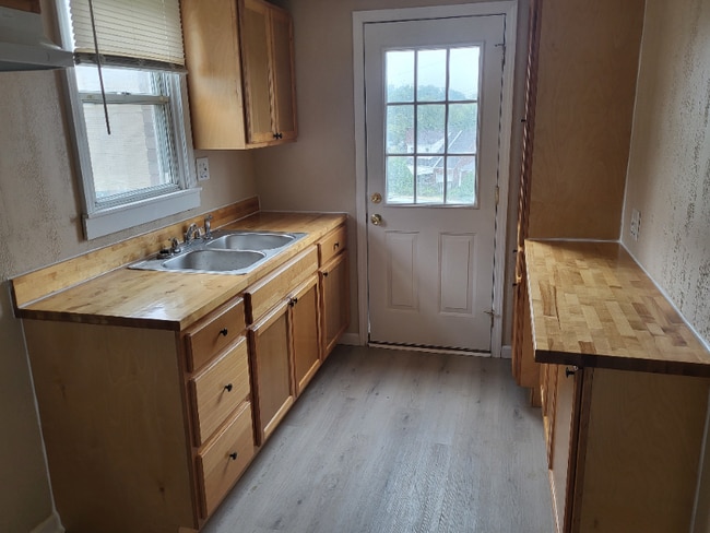 807 Meadow Dr in West Mifflin, PA - Building Photo - Building Photo