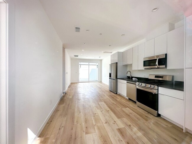 20711 1/2 Bryant St in Los Angeles, CA - Building Photo - Building Photo