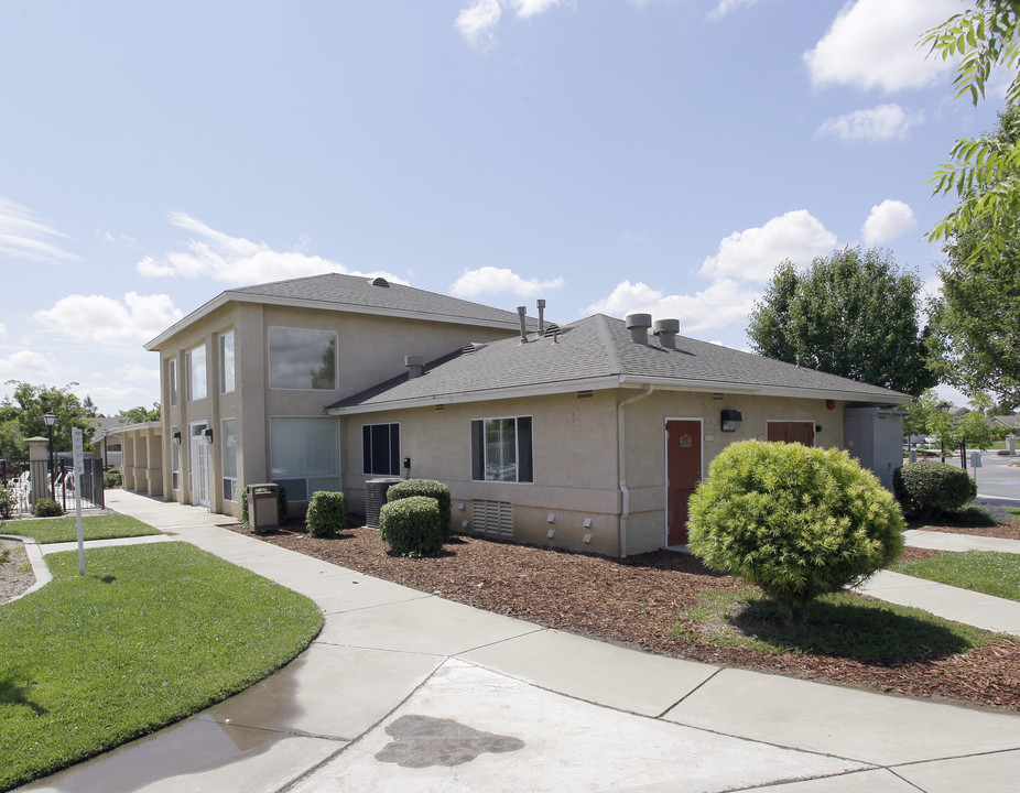 Hudson Bay Apartments in Galt, CA - Building Photo