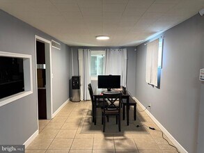 907 Foxwood Ln in Essex, MD - Foto de edificio - Building Photo