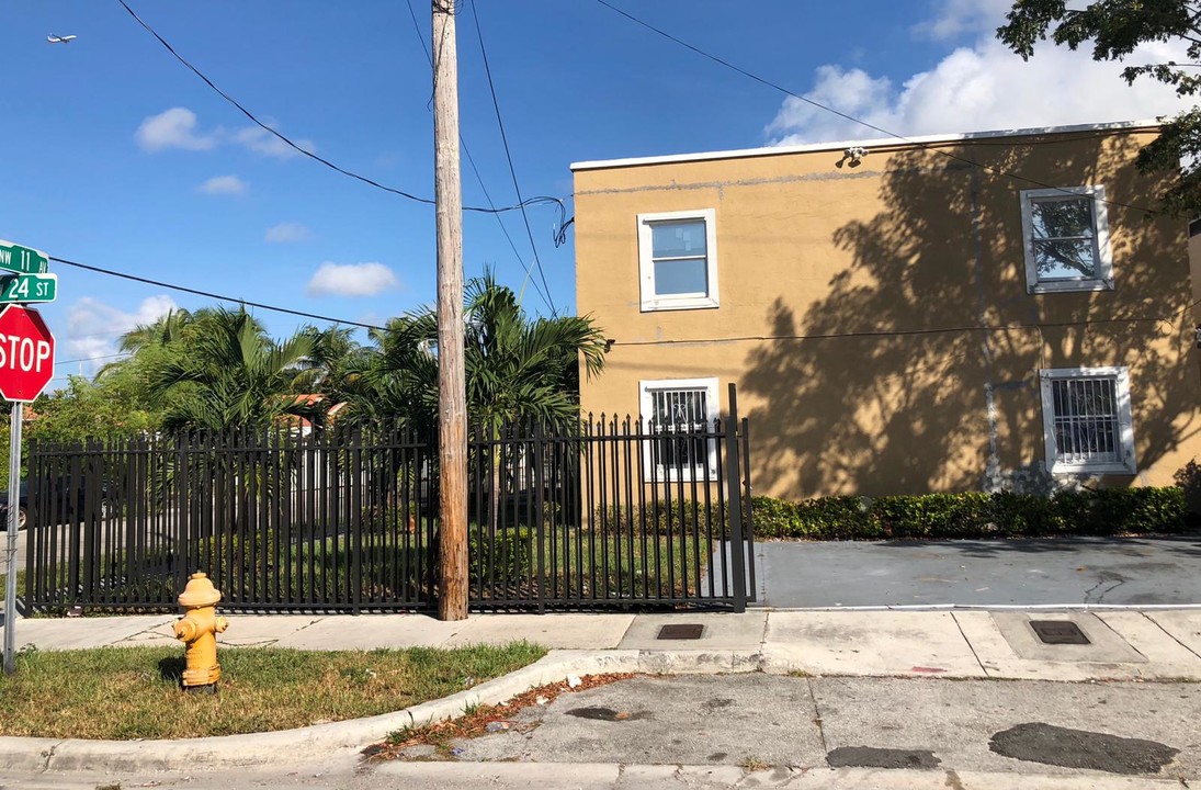 1085 Nw 24th St in Miami, FL - Building Photo