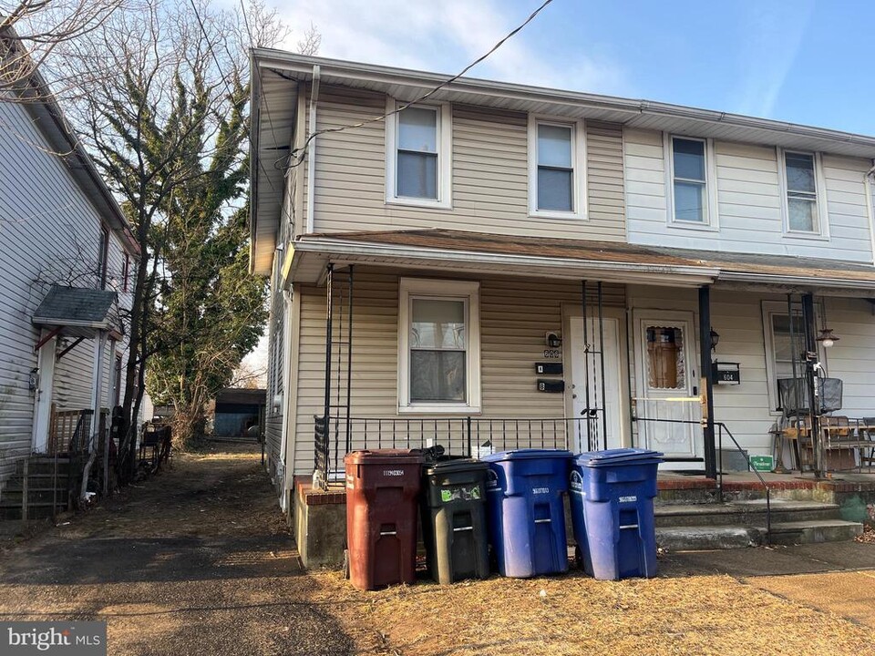 606 Bridgeboro St in Riverside, NJ - Building Photo