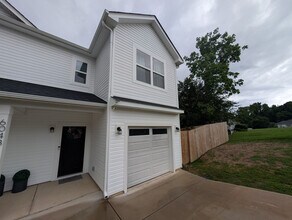 Room in Townhome on Sullins Rd in Charlotte, NC - Foto de edificio - Building Photo
