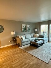 8974 N Western Ave, Unit 314 in Des Plaines, IL - Foto de edificio - Building Photo