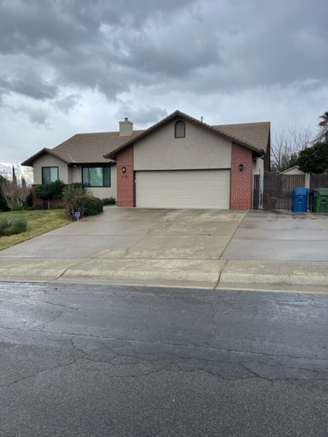 2725 Crystal Tree Dr in Redding, CA - Building Photo - Building Photo