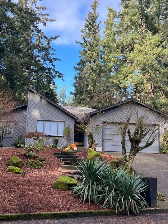 16493 S Arrowhead Dr in Oregon City, OR - Building Photo