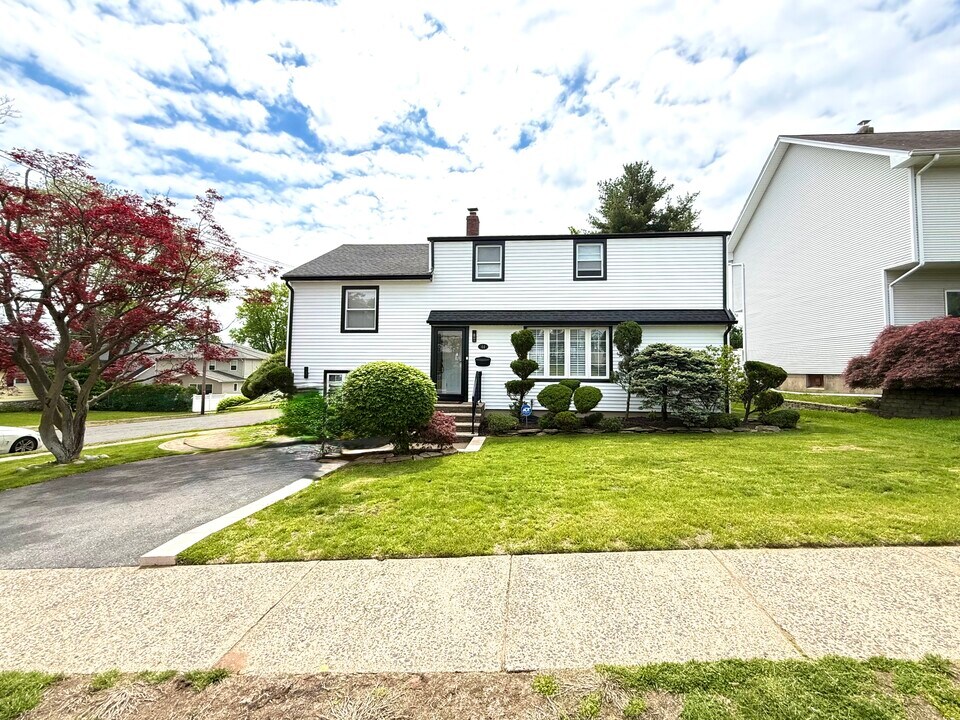44 Leonhardt Ct in Saddle Brook, NJ - Building Photo