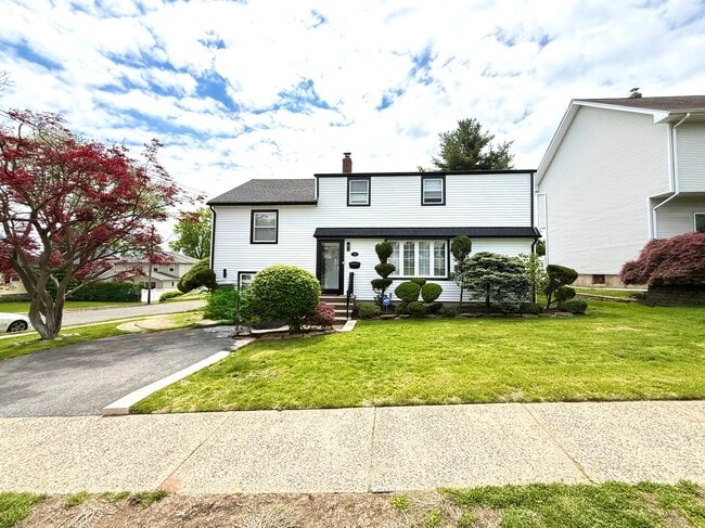 property at 44 Leonhardt Ct