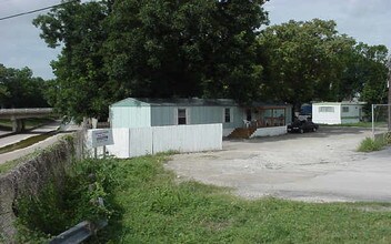 10251 Harry Hines Blvd in Dallas, TX - Foto de edificio - Building Photo