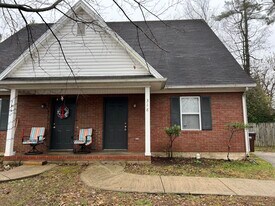 322 Beacon Hill Dr in Versailles, KY - Building Photo