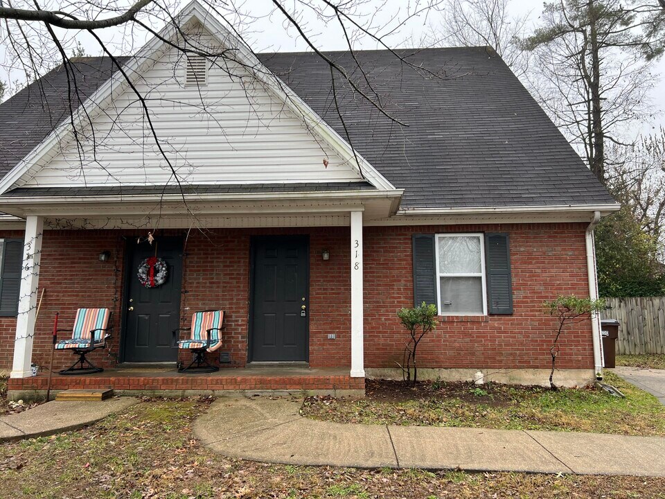 322 Beacon Hill Dr in Versailles, KY - Building Photo