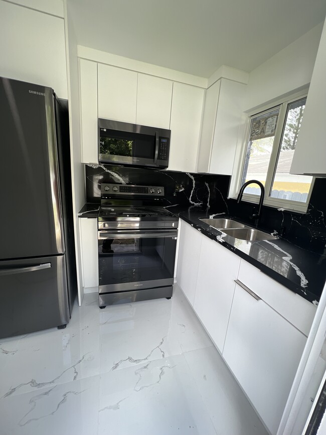 316 N 61st Ave in Hollywood, FL - Foto de edificio - Building Photo
