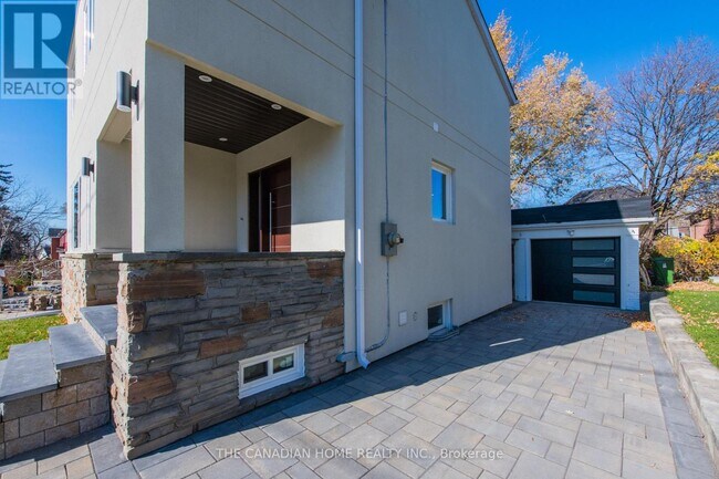 8 Clearview Heights in Toronto, ON - Building Photo - Building Photo