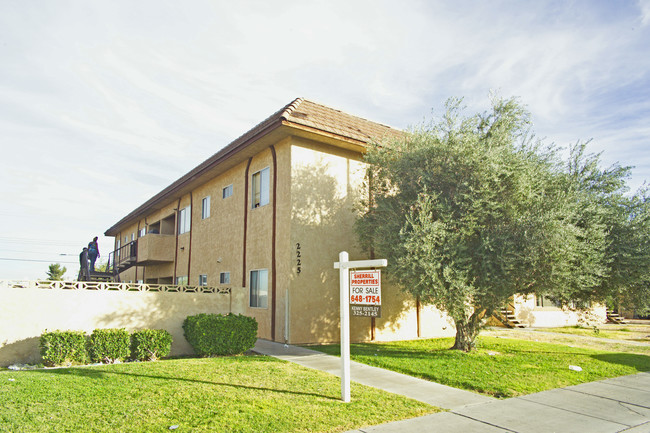 2225 N Jones Blvd in Las Vegas, NV - Building Photo - Building Photo