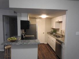 327 W Hufsmith Rd in Tomball, TX - Building Photo