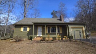 926 Fairview Rd in Sylva, NC - Building Photo