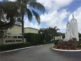 6825 SW 45th Ln in Miami, FL - Building Photo
