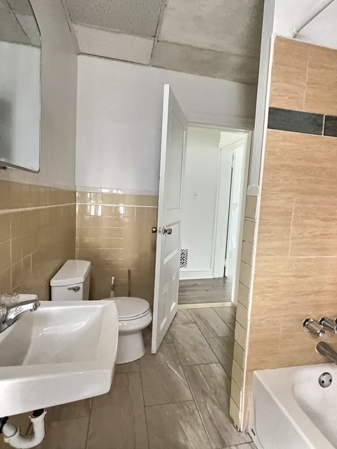 4620 Wayne Ave, Unit Apt #2 in Philadelphia, PA - Foto de edificio - Building Photo