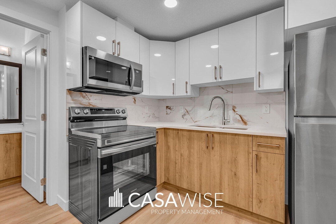 3229 Magpie Link NW in Edmonton, AB - Building Photo