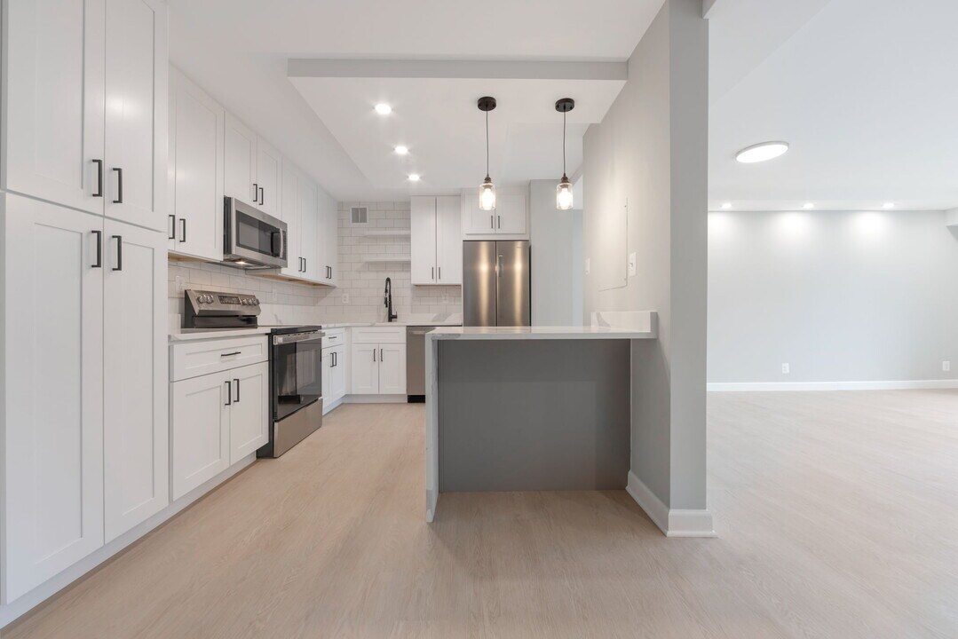 205 Yoakum Pky, Unit 516 in Alexandria, VA - Building Photo