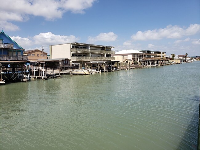 829 N Yturria St in Port Isabel, TX - Foto de edificio - Building Photo