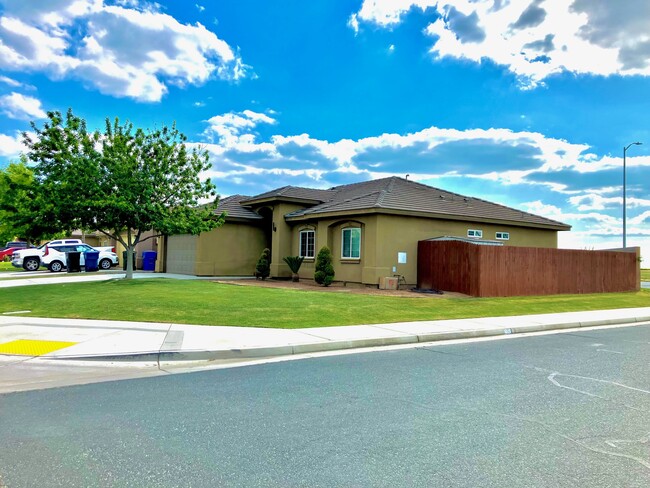 725 Costa Alyssa Ct in Mc Farland, CA - Foto de edificio - Building Photo