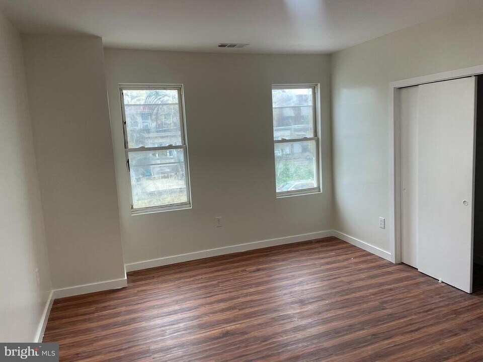 7028 Elmwood Ave in Philadelphia, PA - Building Photo