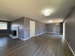 2155 4 Oaks Grange Rd in Eugene, OR - Building Photo - Building Photo