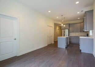 2852 W Shakespeare Ave in Chicago, IL - Building Photo - Building Photo