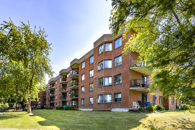 7605 Naples in Brossard, QC - Building Photo - Building Photo