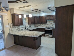 2213 Lake View Dr in Mission, TX - Foto de edificio - Building Photo