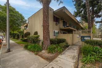 11138 Aqua Vista St in North Hollywood, CA - Foto de edificio - Building Photo