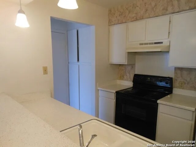 215 Sprucewood Ln-Unit -B in San Antonio, TX - Building Photo - Building Photo