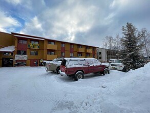 Nicole Apartments in Anchorage, AK - Foto de edificio - Building Photo