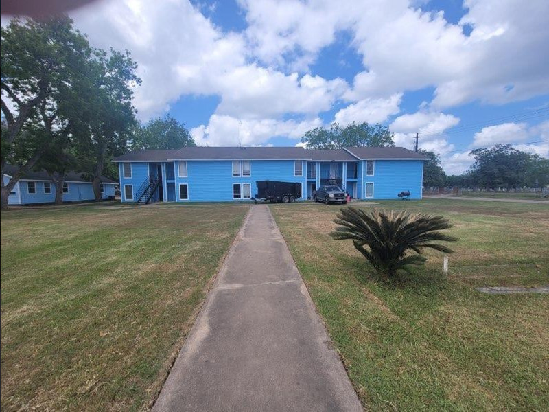 513 E Caney St in Wharton, TX - Building Photo