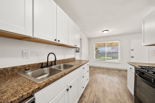 5733 San Vincente Way in North Highlands, CA - Building Photo - Building Photo